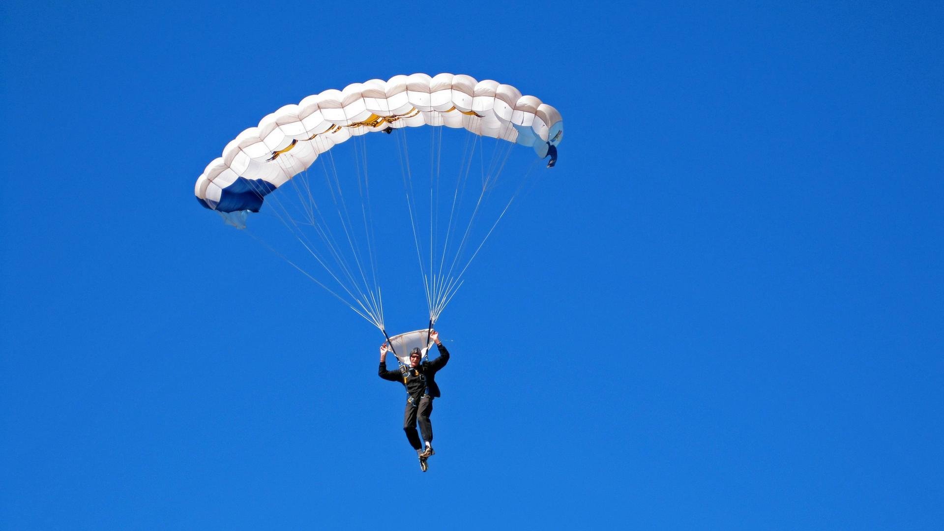 2018年季后赛:库里在与火箭的系列赛中投中史上最长距离的三分球,震撼全场!